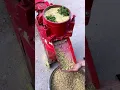 Download Lagu Petani menggunakan pabrik pelet untuk membuat pelet untuk pakan unggas.