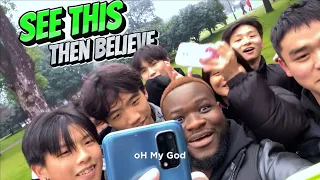 一名黑人男子现身中国街头，引起一阵骚动
