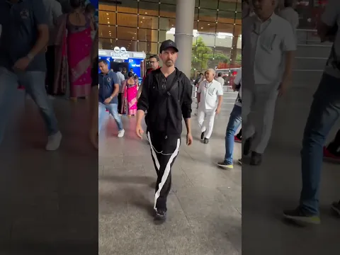 Hrithik Roshan Spotted at Mumbai AirPort with Friends | Latest Updates | News #shorts