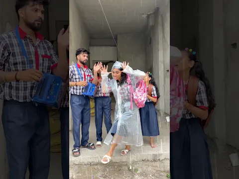 रैनकोट पहन कर मेरी पोपट हो गई⛈️😂#youtubeshorts #shorts #funny #viralshorts @K@Kajalsoni_vlogs