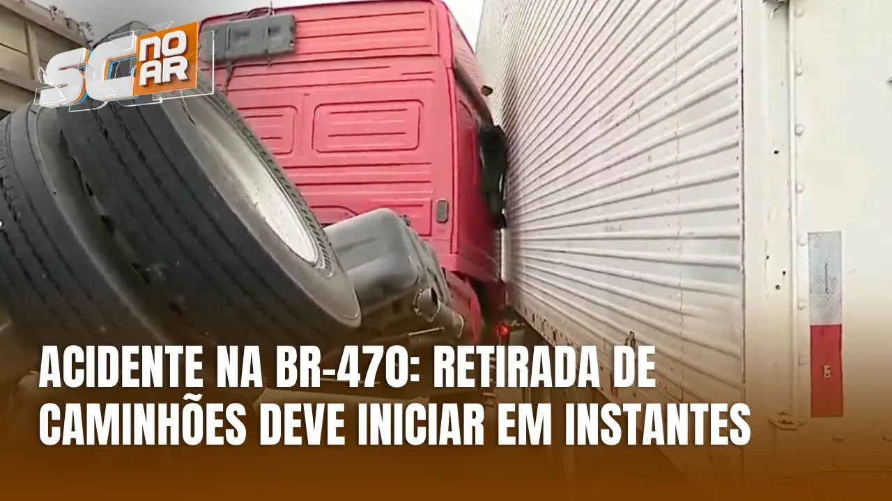 Caminhões envolvidos em acidente na BR-470 em Blumenau começam a ser removidos