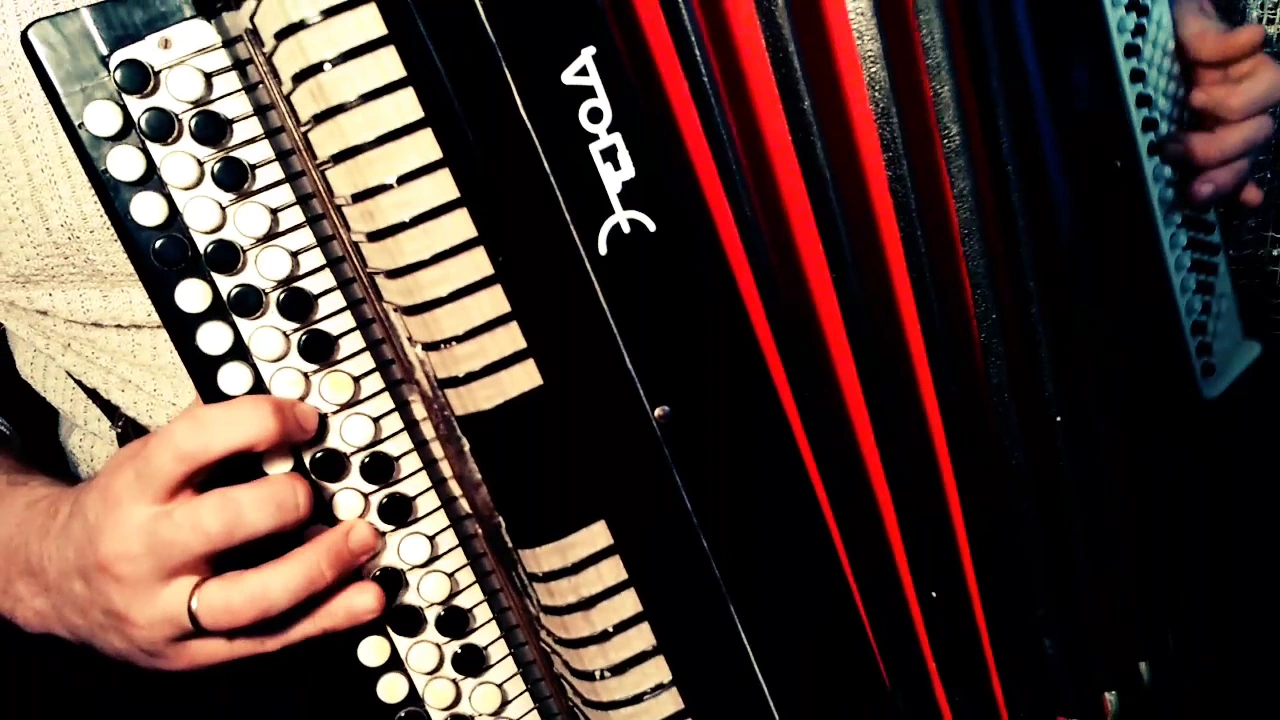 Игра на баяне. Игры музыка баян. Игры музыка баян. Женщина с баяном. Баян концерт.