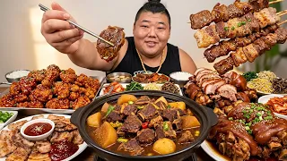 【牛肉汤】猴哥带老妈喝牛肉汤，饼丝泡进汤里真入味，老妈直夸这顿饭吃得舒坦！【胖猴仔】