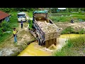 Lagu Bulldozer Power in action pour stone fall in ponf