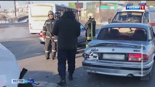 В центре Омска маршрутка врезалась в «Волгу»