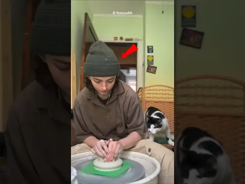 She Learned Pottery From Her Human 🐱🏺🥹