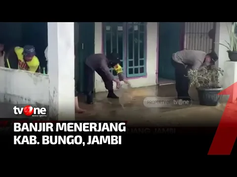 Berangsur Surut, Warga di Kabupaten Bungo Bersihkan Rumah Dari Material Banjir | tvOne