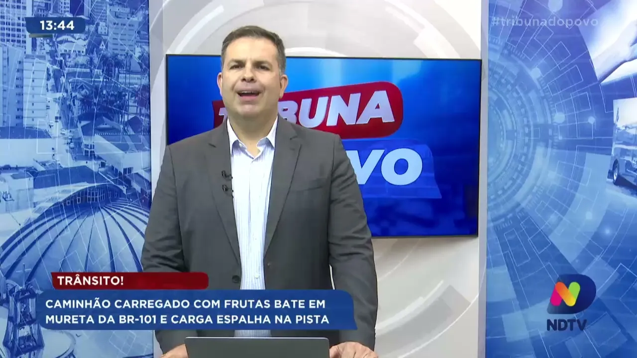 Trânsito! Caminhão carregado com frutas bate em mureta da BR-101 e carga espalha na pista