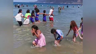 مخيمات صيفية طريقة دخول الأطفال إلى البحر 