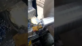 خراطة القورة على مخرطة المصانع الحربية ينبغي الإلتزام بالتعليمات وإلا حدثت كارثة 