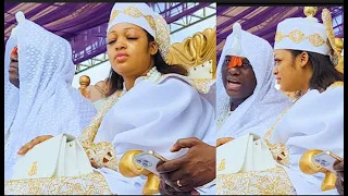smile on ooni of ife u0026his wife face as the guy he gave car that sings like beautiful nubia performs