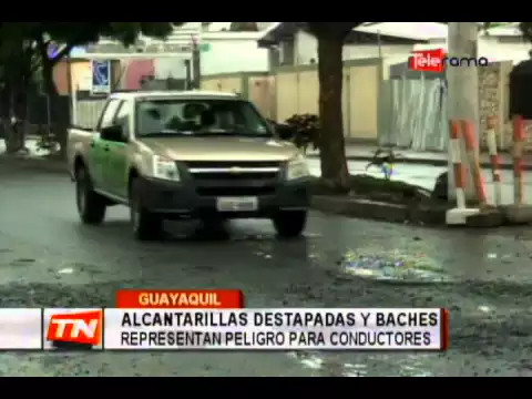 Alcantarillas destapadas y baches representan peligro para conductores