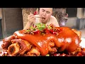 Download Lagu 家常红烧猪蹄太香了！外皮Q弹酱汁裹满表皮，咬一口油润入味超解馋！【包峰的山村生活】