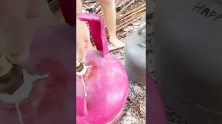 Trying to make the gas work with only our knowledge and a bit of hope… #sailingfamily