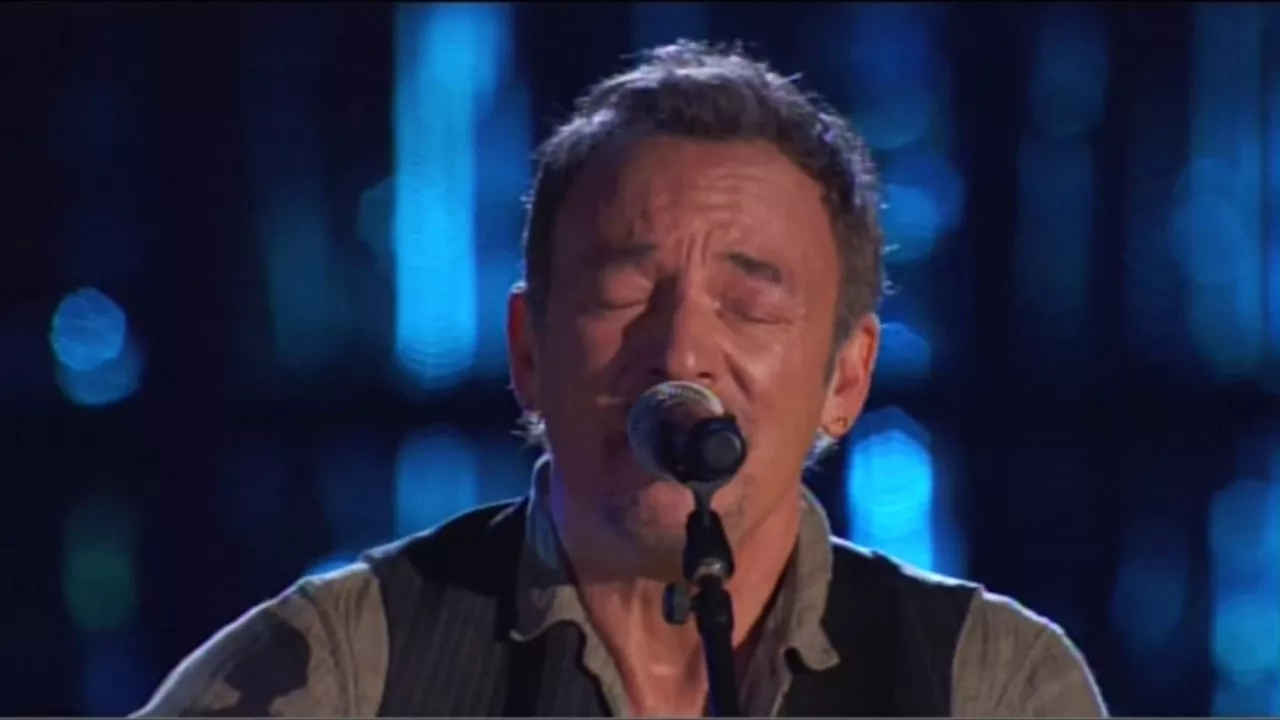 Bruce Springsteen - Dancing In The Dark (acoustic live version) - The Concert For Valor