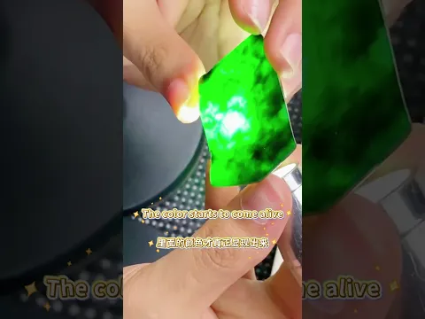 See what the light reveals. 看灯光照出了什么。Live on YouTube! YouTube直播见！#禹志翡翠 #jade  #翡翠