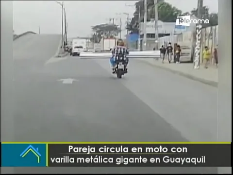Pareja circula en moto con varilla metálica gigante en Guayaquil