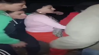 فيديو فتاة و  شباب يتصدر الترند ويثير الجدل دندنها