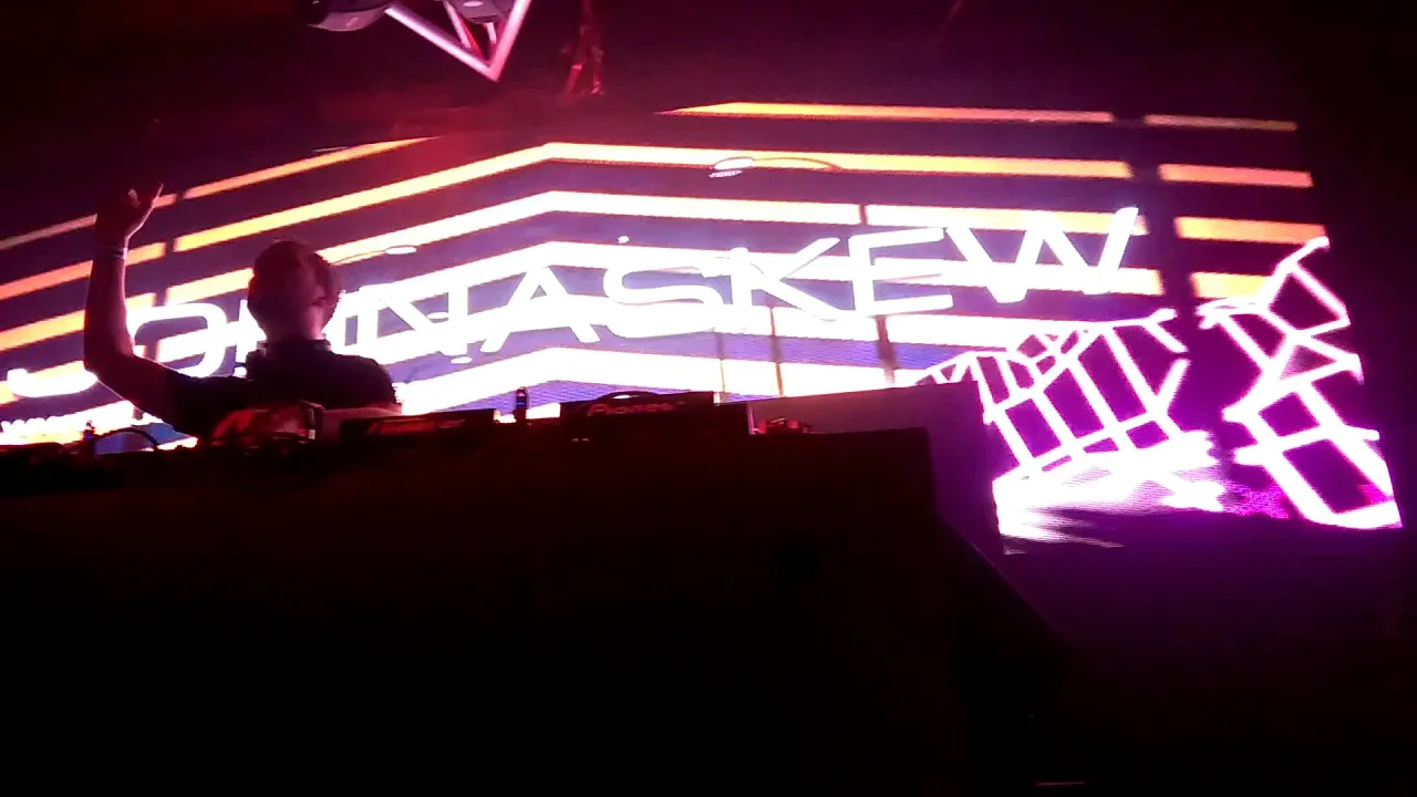 John Askew @ Somewhere Loud - DJ Misjah & DJ Tim - Access (John Askew remix) John Askew @ Somewhere Loud - DJ Misjah & DJ Tim - Access (John Askew remix)