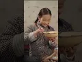 现代穷小伙穿越回到饥荒年代，谁料他竟觉醒了签到领物资系统，从此衣食无忧！一夜成为首富，村里的美女都想嫁给他！