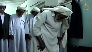 هذا مقطع ناااادر للإمام الحجة مجدالدين المؤيدي وهو يصلي عليه السلام دندنها