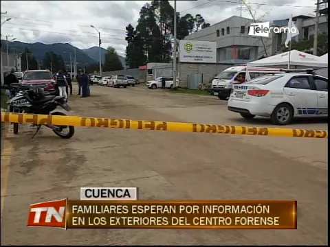 Familiares esperan por información en los exteriores del centro forense
