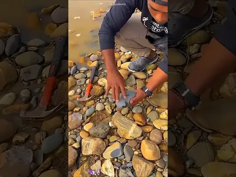 pria ini menemukan batu aneh di tepi sungai😱