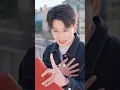 穷小子被女友嫌弃分手，竟觉醒系统！开局直接领取八千万资产，三位美女总裁竟争着投怀送抱，抢着要上他的床！