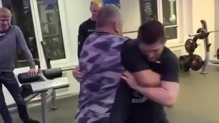 أب يهزم أبن حبيب نورمحمدوف يصارع والده 