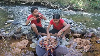 Survival skills: Catch frog in river, Frog hot chili curry so Delicious food for dinner