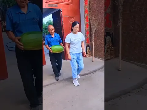 El abuelo terminó lleno de sandías 😂🍉🏍️