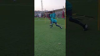 تعليم أساسيات حراس المرمي الارتماء الارضي بشكل صحيح تدريب حراس المرمى قطر كأس العالم كرة القدم 