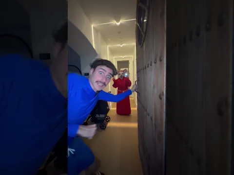 QUICK! CLOSE THE DOOR! 😱