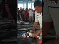 Lagu Luar Biasa Skills Bpk Angga Potong Ikan Tola #shorts