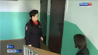 Жительница Омска, которая пыталась спуститься вместе с ребёнком с 4 этажа, сбежала из больницы