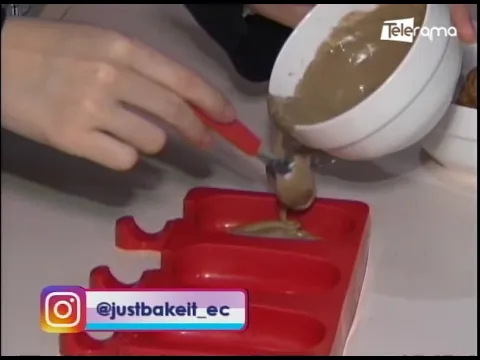 Aprenda cómo prepara paletas de chocolate navideñas