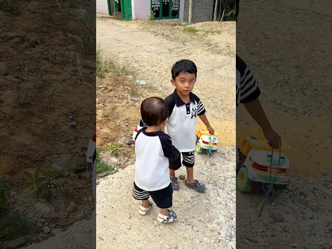 Malah rebutan Mainan