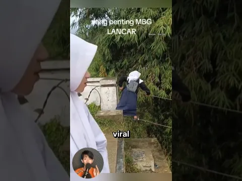 Terlihat anak sekolah berjalan pakai hanya dua kawat seling #shorts