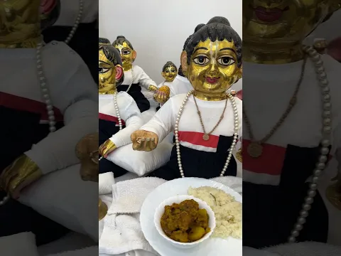 এই খাবারটা আবার ও গোপু সোনারা দিদি কে দিয়ে বলিয়ে ঠিক খেয়ে নিলো☺️
