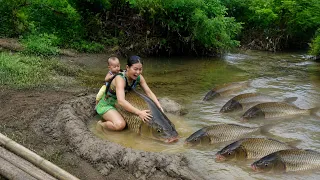 Unique Fishing Build Hole Fish Trap Catch Big Fish, Survival Skills In The Forest- Primitive Cooking