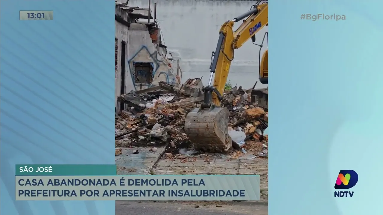 Casa abandonada é demolida pela prefeitura por apresentar insalubridade em São José