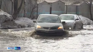 В Омске вторые сутки откачивают воду из дворов из-за начавшегося паводка