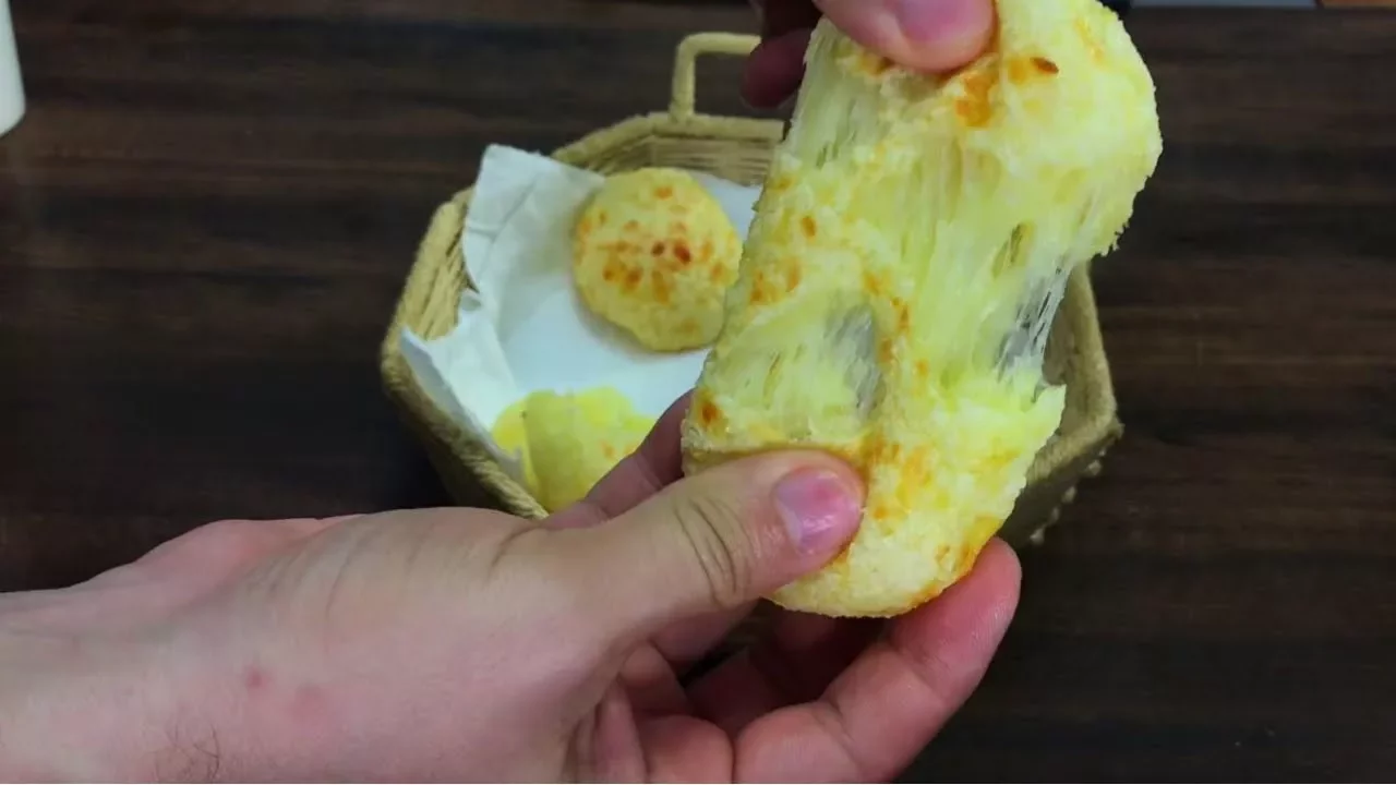 INGREDIENTES: 500 GRAMAS DE TAPIOCA IDRATADA 200 GRAMAS DE MUSSARELA 1 PACOTINHO DE QUEIJO .... 