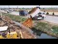 Download Lagu The TWO project to fill land By Bulldozer Komatsu D20p, D31p, Push the soil into the field.