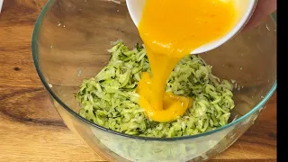 Просто натрите кабачки и добавьте яйцо! КАБАЧКИ вкуснее, чем пицца!