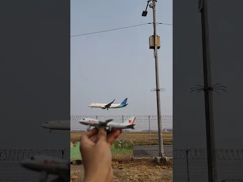 PESAWAT MELINTAS 74 ‼️ Wadidaw... Pesawat Garuda Indonesia, dekat sekali #garudaindonesia