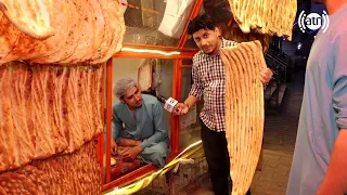Extra Large Breads In The Old Bakery Of Shur Bazaar نان های پنج تایی در نانوایی قدیمی شور بازار 