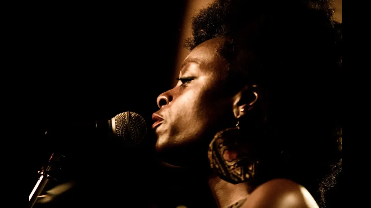 ASTRID JONES & THE BLUE FLAPS (CAFE CENTRAL MADRID)