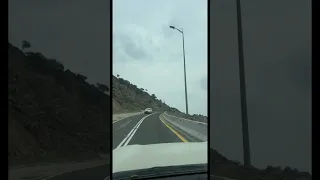 شاحنة وقود عقبة في وسط العقبة 