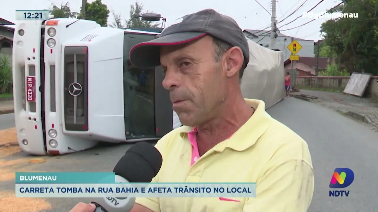 Caminhão tomba e afeta trânsito de Blumenau